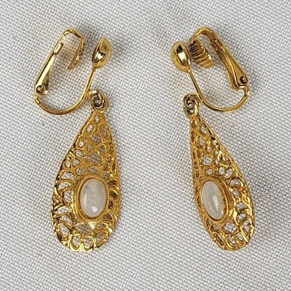 Vintage Gold Tone Filigree Drop Clip On Earrings - Picture 1 of 5